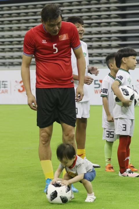 范志毅的5个女人，个个都是大长腿，3个老婆是，20岁女儿腿长一米