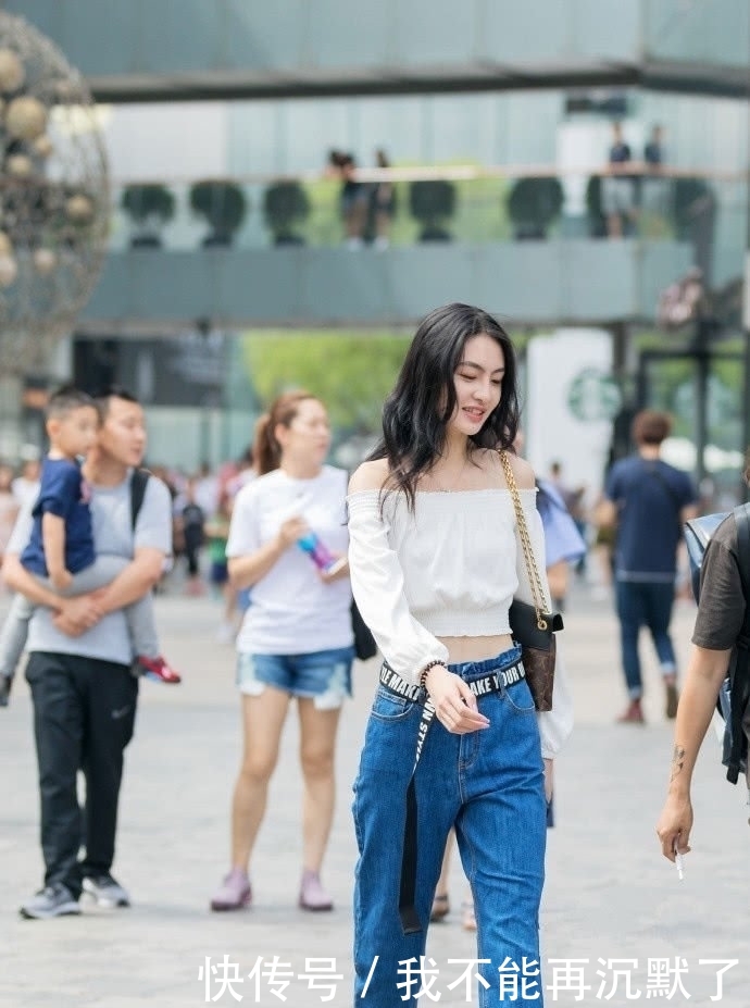  比例■街拍：浅色连衣裙穿美女身上，勾勒出女性黄金比例，尽显女神魅力