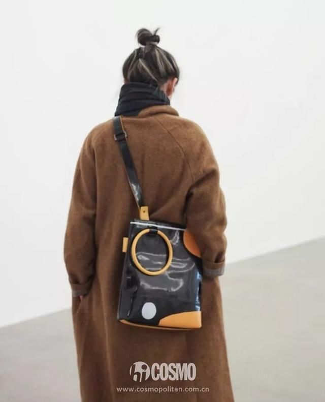 男朋友买了两个500块的包包送我，超开心!