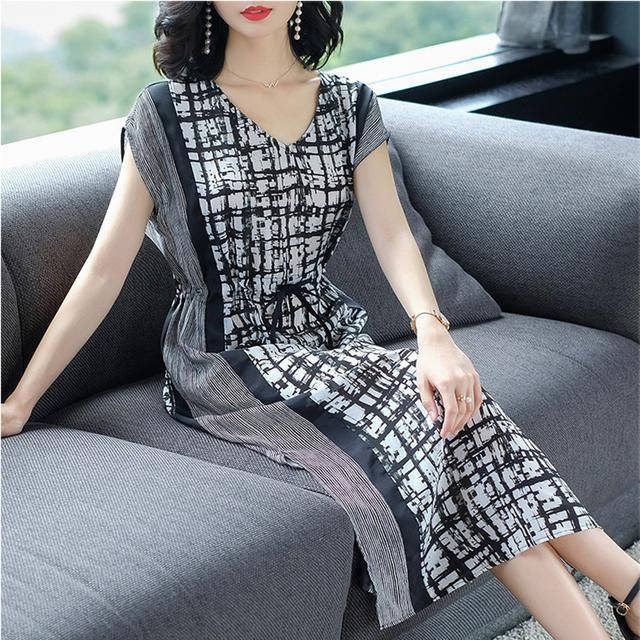 婆婆42岁!竟比女儿还嫩美，全靠穿这“一步裙”，嫩成21岁美少女