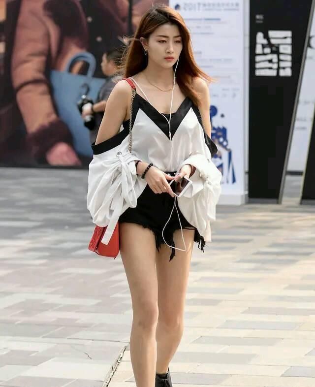  『小姐姐』美女街拍:时尚优雅的小姐姐,紧身连衣裙的穿搭,尽显性感的气质