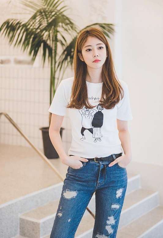 温婉可人的紧身打底裤小姐姐，显瘦也能轻松拥有修长的腿部！