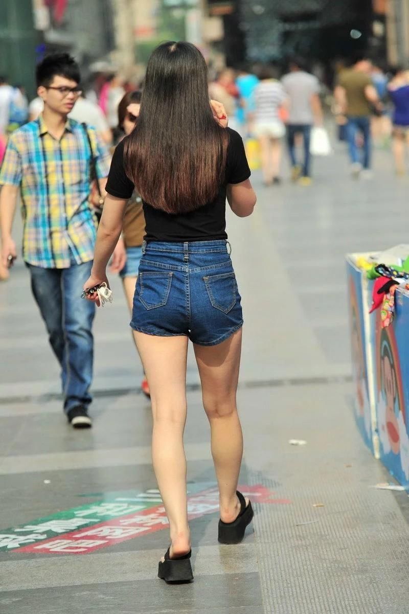 街拍牛仔短裤长腿美胸好身材美眉