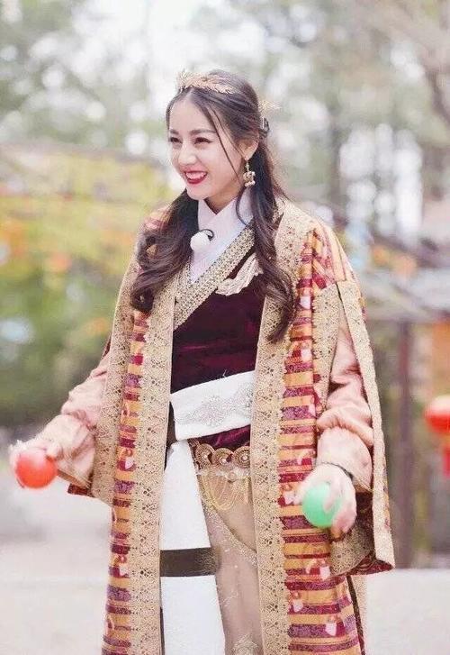 迪丽热巴穿T恤几乎是平胸，但穿上裙子大变样，都快被她迷晕了！