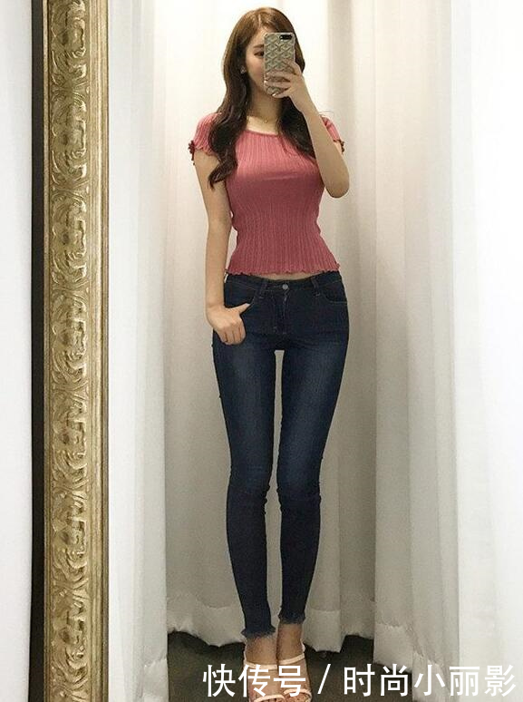 紧身牛仔裤美女，展现出曼妙身材，焕发出女人的精彩！