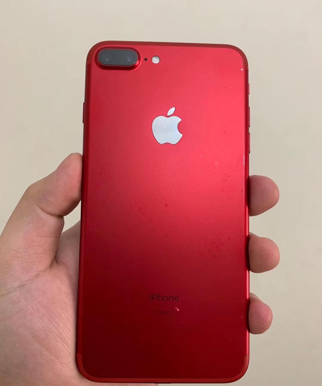  确是新：网友花1900网购一台苹果7Plus，收到货就发现了猫腻。