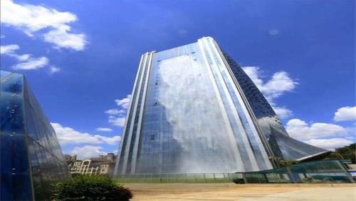  我国■我国最奇特的高楼建筑，设计一处高108米的瀑布，楼层总高121米