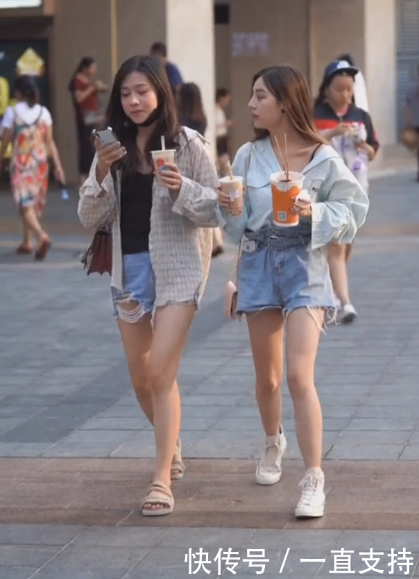 路人街拍：穿短裤的小姐姐，个子虽然不算高，性感美腿很诱人