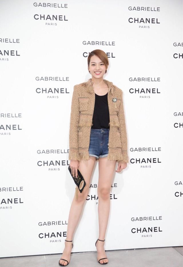 张艺上这一身今年流行？看来不错，又是潮流的节奏！