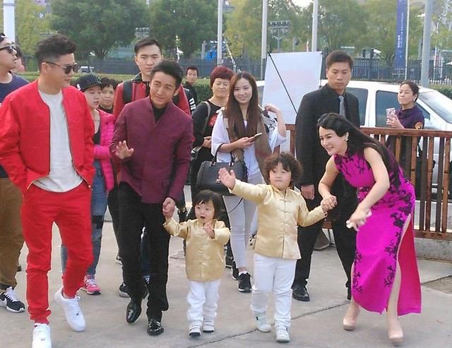 冉莹颖这胯也太宽了吧，旗袍都要撑炸了，网友：邹市明驾驭得了吗