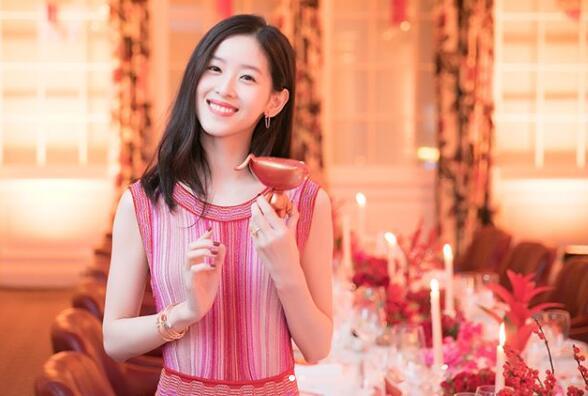 网友偶遇章泽天刘强东 奶茶妹妹素颜甜笑少女肌赢了