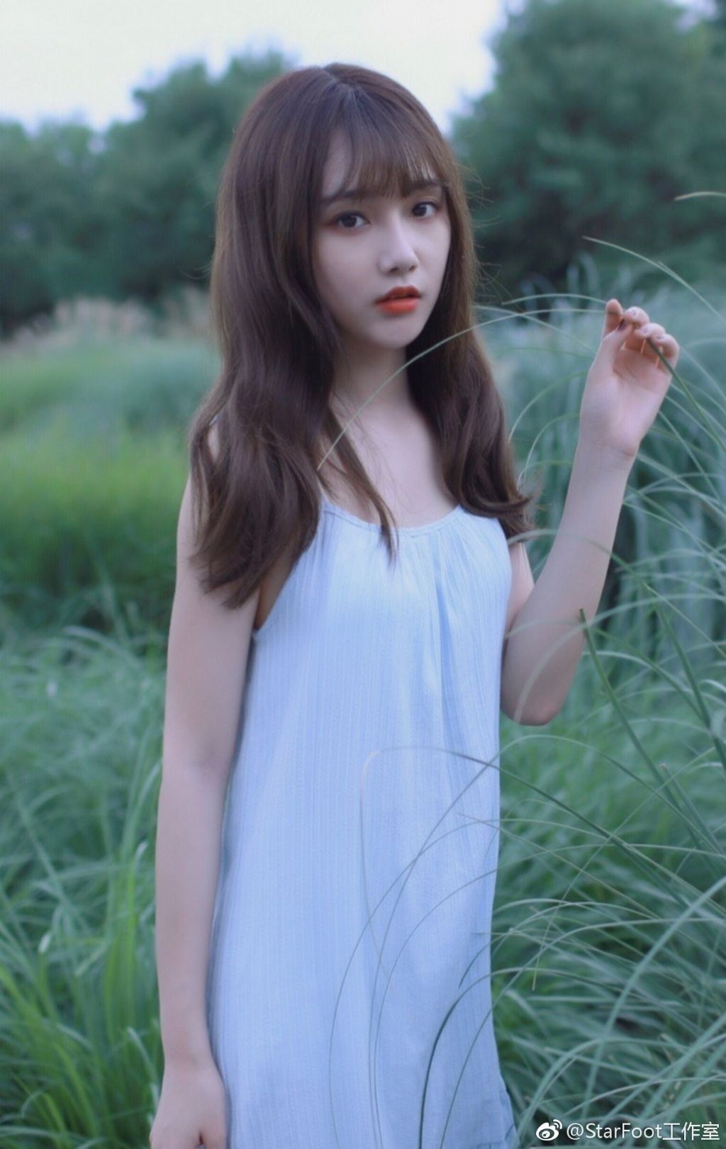 SNH48宋昕冉唯美写真，白色短裙衬托一双美腿 可爱而性感