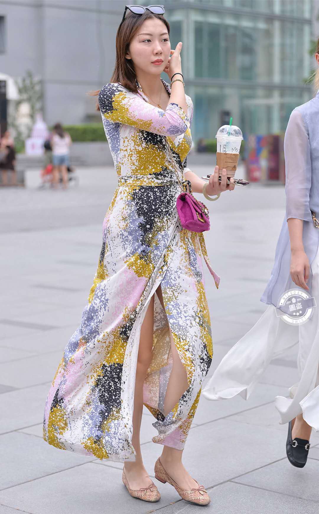 街拍：美女性感印花开叉裙，穿上拉风又晒不黑