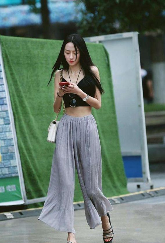 【独特】街拍：笑容灿烂的小姐姐，超级简单的白色上衣与黑色裤，展现独特的美感