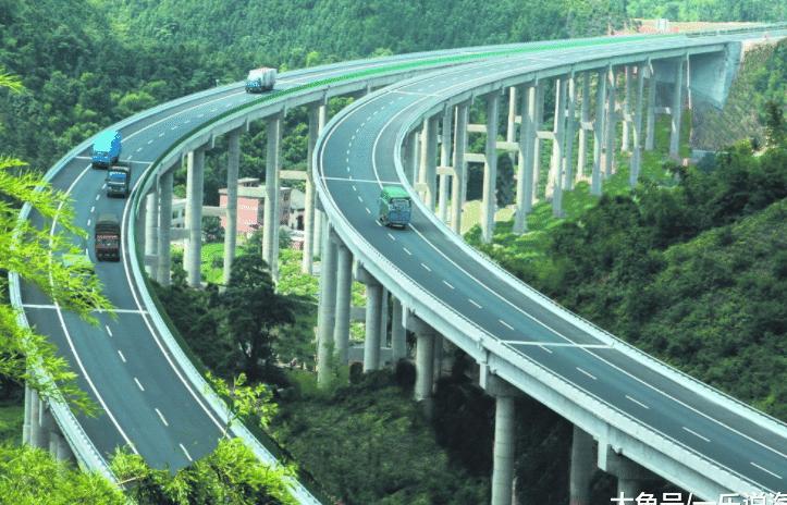 春节高速怪相: 超车道跑80KM/H, 慢车道跑120KM/H