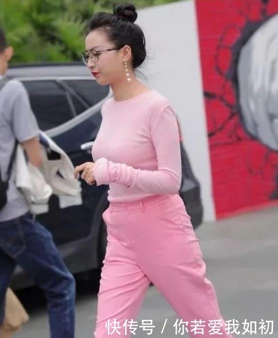  气质■街拍：仪静体闲的美女，一条红色的连衣裙，时尚气质迷人