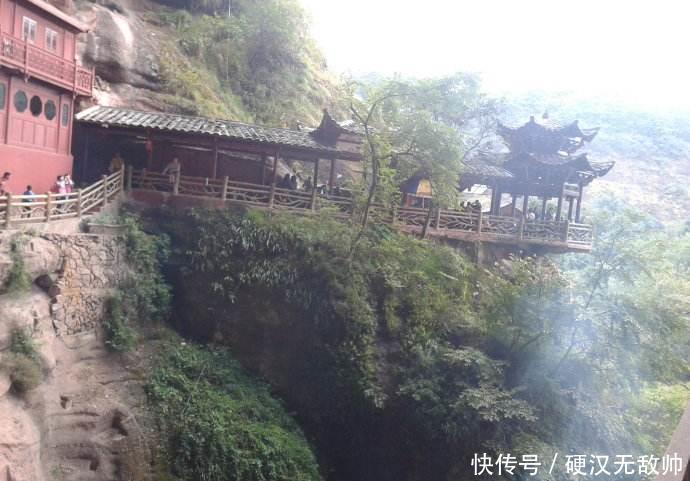 距今900多年的寺庙, 抵达只能坐船前往, 却仅依靠一根柱子支撑