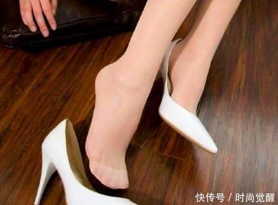 细脚高跟鞋，将脚部线条刻画的优美，展现的气质迷人！