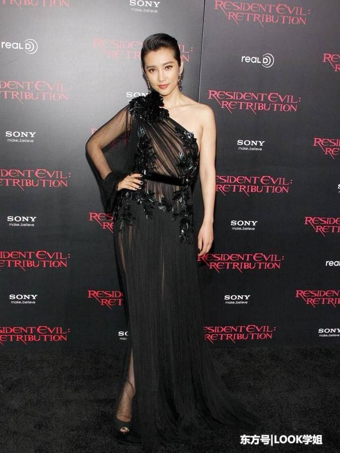 李冰冰真敢穿，透视纱裙惊艳全场，网友：都不好意思看了