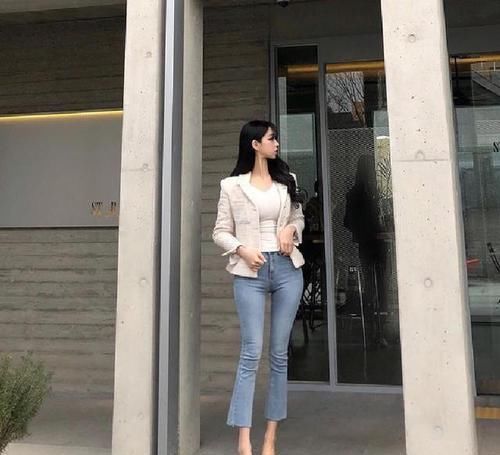 「气质」小姐姐搭配牛仔裤，优雅显瘦显气质，高雅迷人！