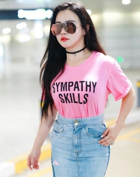 她是中国拳王的娇妻，拥有小蛮腰身材，被称为微胖界的女神