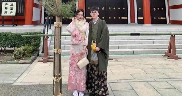 「露脐装」范志毅女儿晒新照，穿露脐装，背名牌包，富二代男友给买万元拖鞋