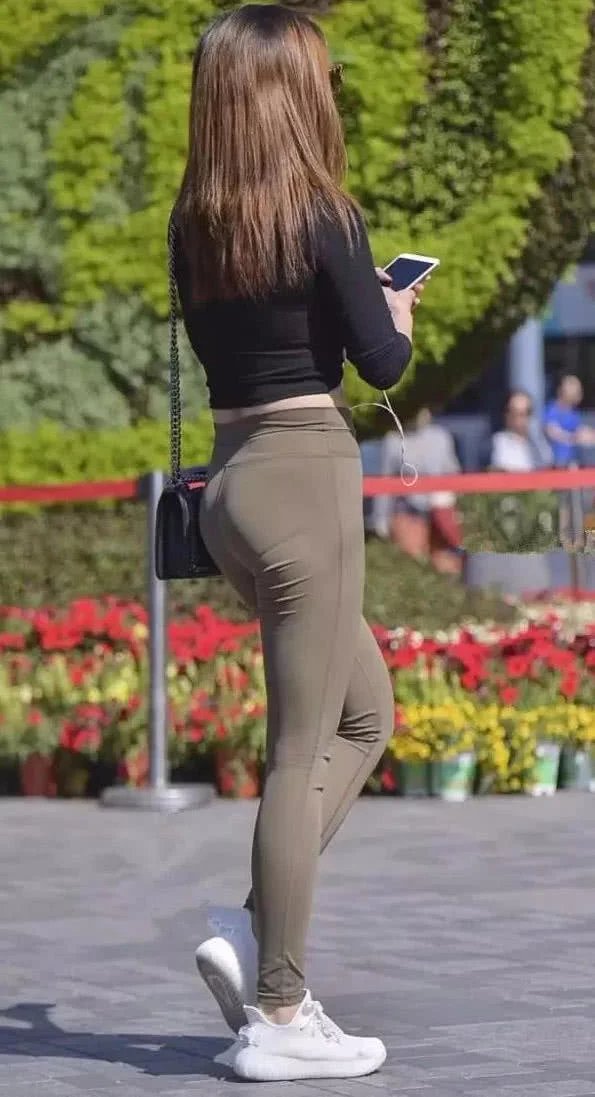 时尚辣妈深色紧身裤绷出肥硕的臀线，丰满的程度真不是小女生能比