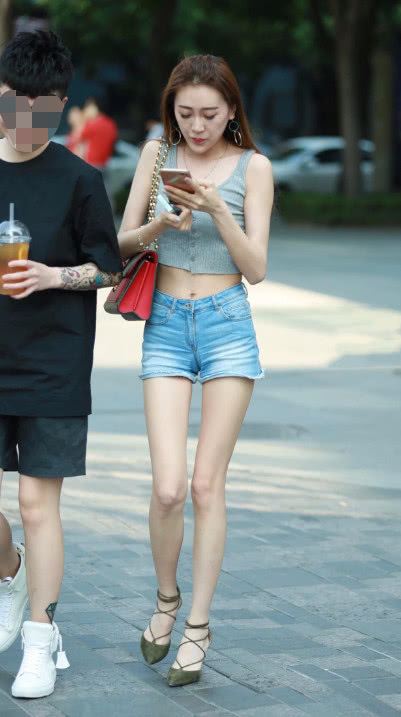 气质小姐姐遇路人搭讪,十分高冷,只顾玩手机一句也不曾回应