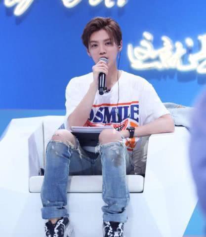 鹿晗就是壕，花8900买了双涂满胶水的鞋，不怕关晓彤生气吗？