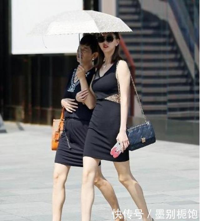 「美女」路人街拍,美女穿黑色背心很简单,看起来街头范十足