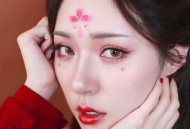 王者荣耀玩家把自己化妆成女神杨玉环，网友：这颜值美哭了