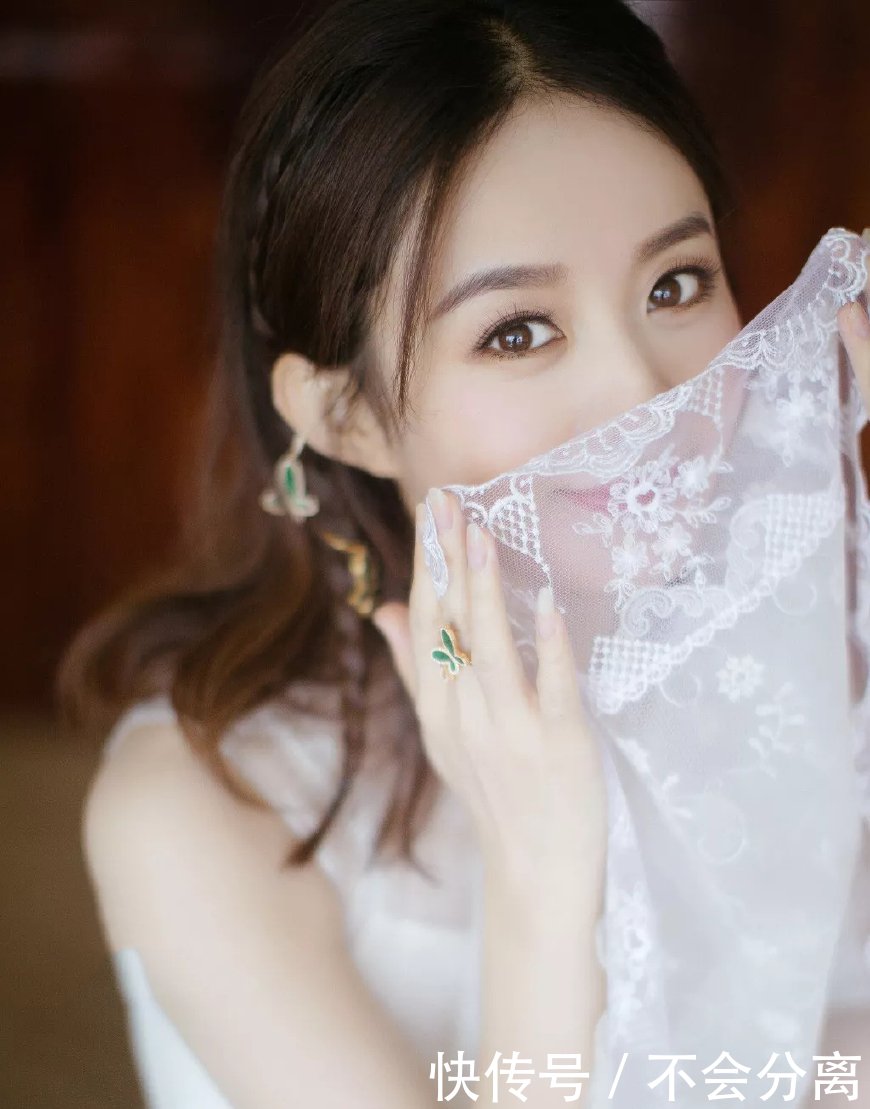 赵丽颖张钧甯撞衫，露得少的反而赢了！网友：这个小细节太抓人！