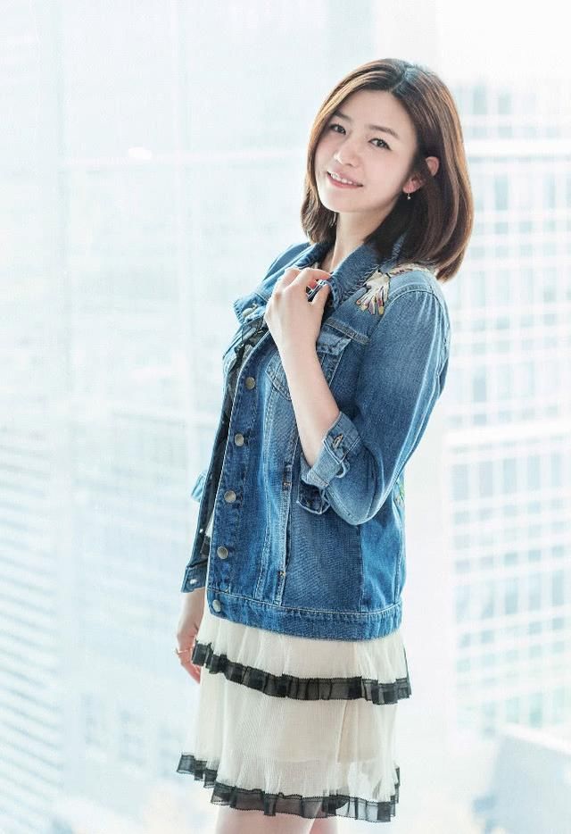 陈妍希一袭白裙亮相，优雅又甜美，这才是那个清纯的“沈佳宜”！