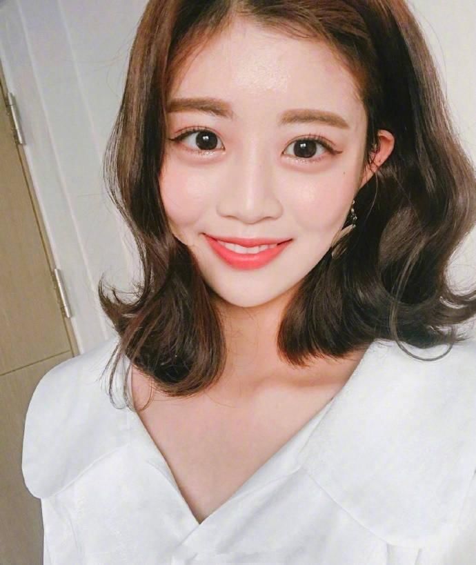 哪些发型对于女生来说是最百搭的，而且还能显脸小?