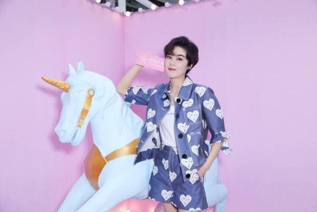 好衣品遇到有趣的灵魂等于啥？没错，就是你家郁可唯美！