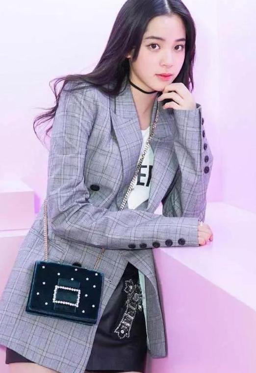 20岁宋祖儿撞衫18岁欧阳娜娜，只差两岁哪一个更少女一点呢