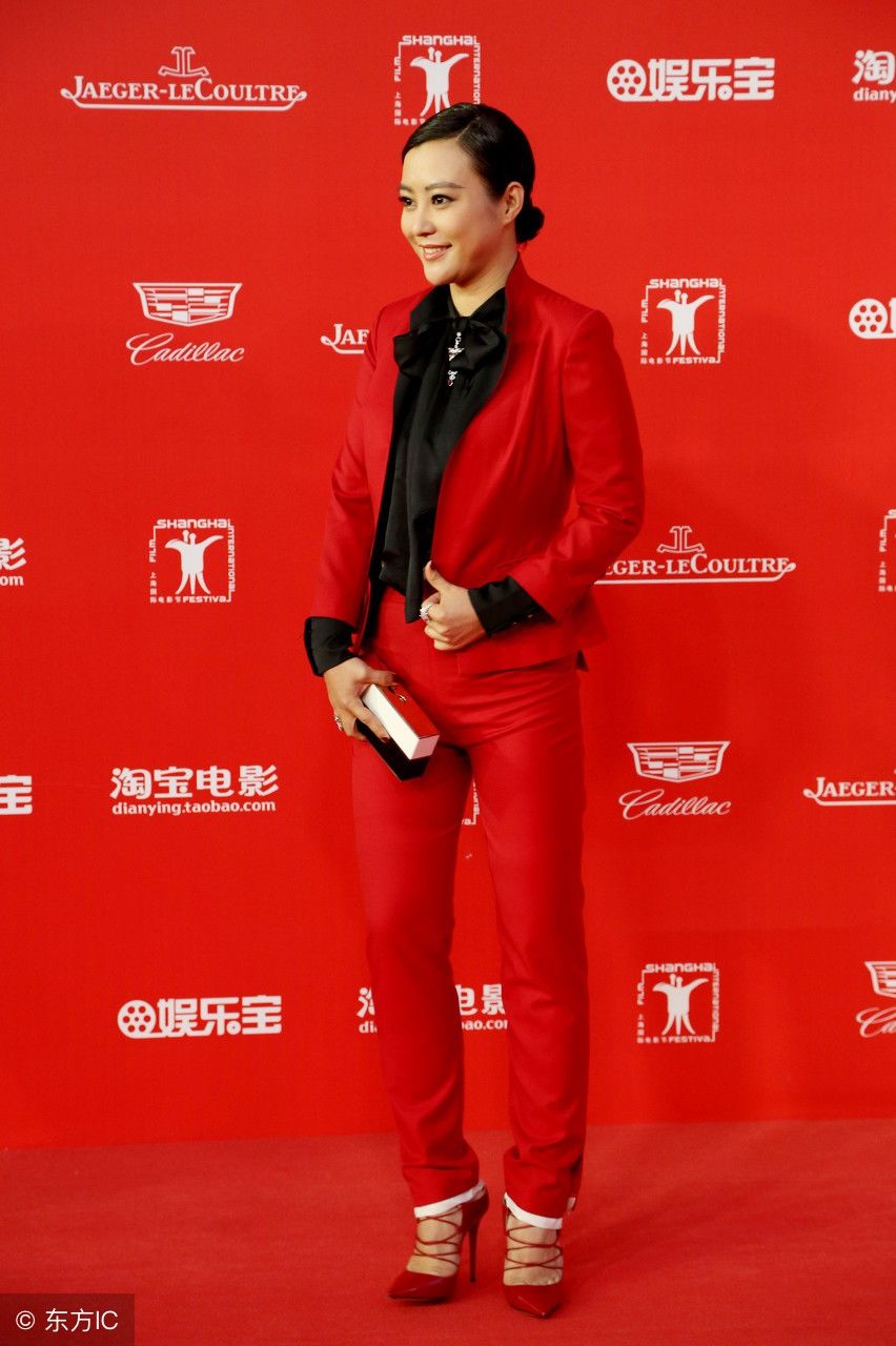 郝蕾，盒子手包拿着不方便，服装师也总拿小一码的衣服，闹心!