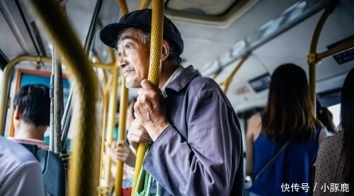 老人坐公交车没带钱，乘客向司机求情，司机说的话让全车人傻了眼