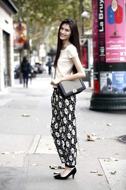 何穗这次太秀了！吊带裙下的脚丫子都“白到发光”？