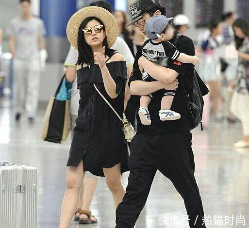 陈妍希一家三口现身机场, 大家却被她脚上的鞋子圈粉, 真心好看
