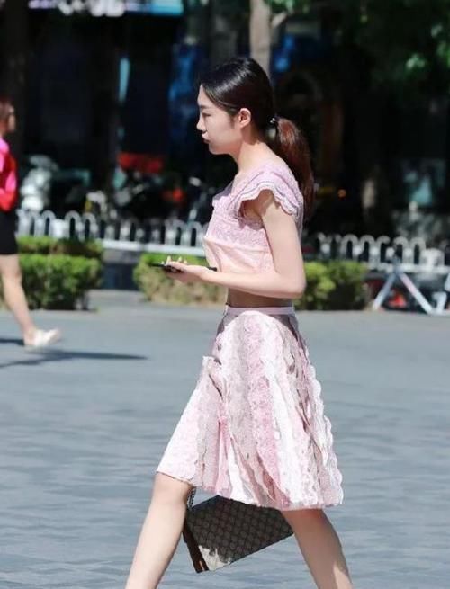  『美女』街拍：语笑嫣然的美女，一件蓝色斜肩上衣配牛仔短裤，时尚清新