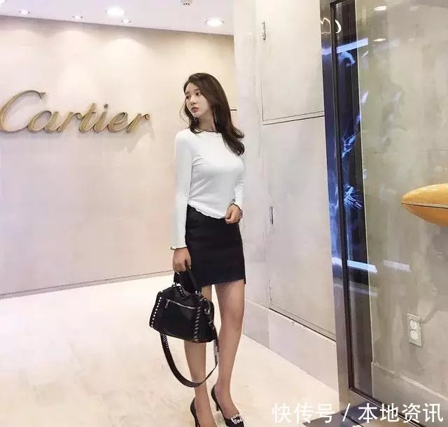 街拍：小姐姐有着妙曼的姿态，裸色长裙让你依然能展现完美女人