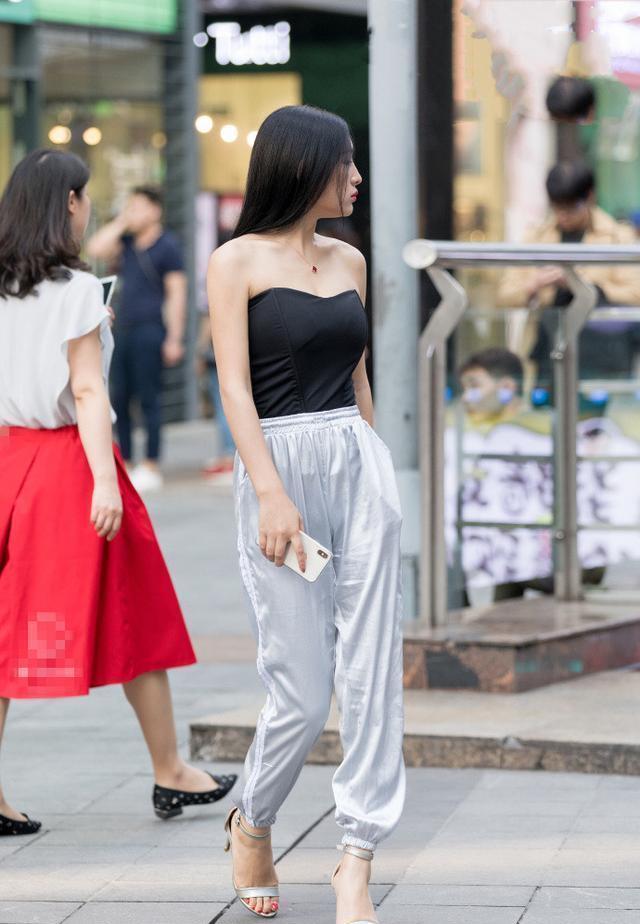 街拍美女：高贵靓丽十足气质，女神风范呀！