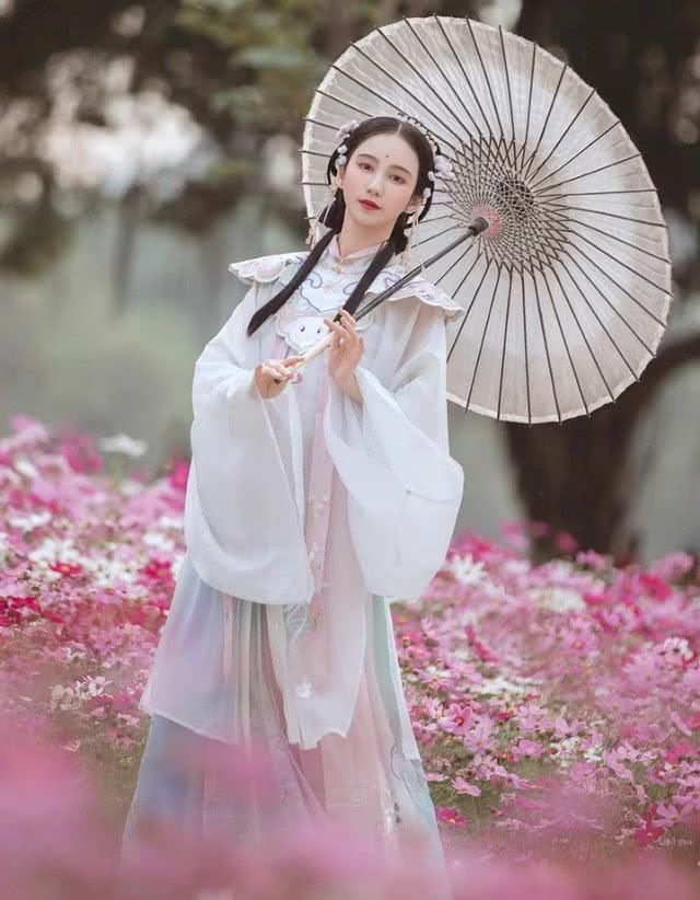  「简直」谁说彩虹色“烂大街”？这几款汉服下裙配色简直了，太惹眼了