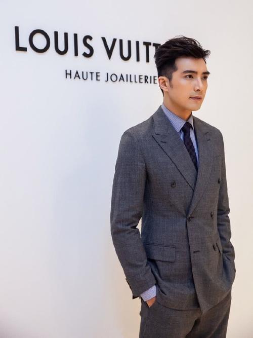 34岁贺军翔，西装配腕表贵气十足，网友：童年偶像！