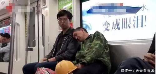农民工乘坐地铁,累倒在漂亮女子的肩膀上,没想到她竟然这么做！