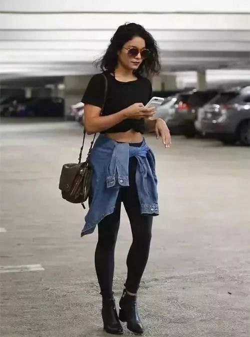 杨幂最近啥都敢穿！上衣高腰下衣超短裙，硬是比国外妹子高出一截