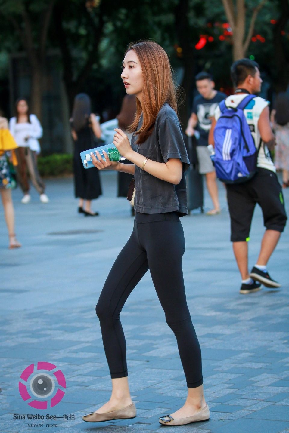 一点点街拍：美女小姐姐纤细的身材好苗条，小翘臀也很迷人