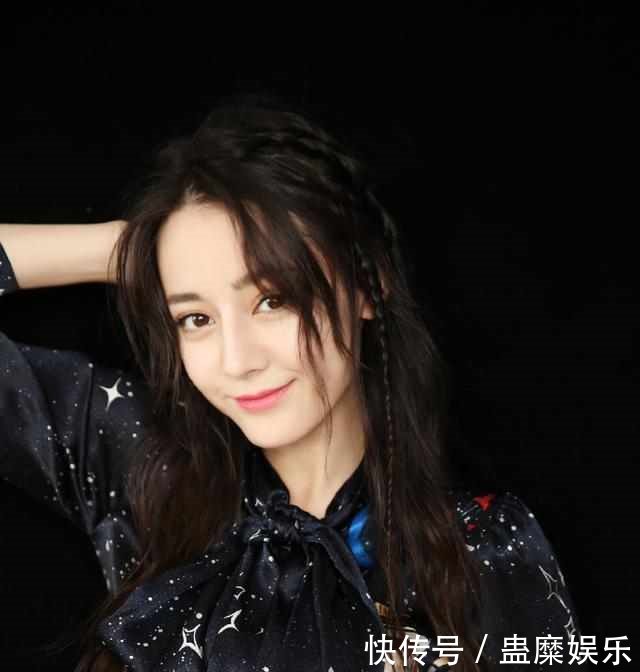 杨幂旗下小花们打包全出动 参加同一场活动迪丽热巴造型最丑