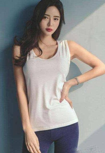 紧身裤浓而不俗，彰显优雅气息，老女人要对自己好点